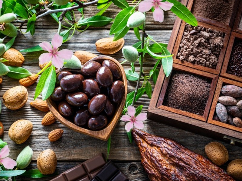 almonds with dark chocolate as an antioxidant rich snack